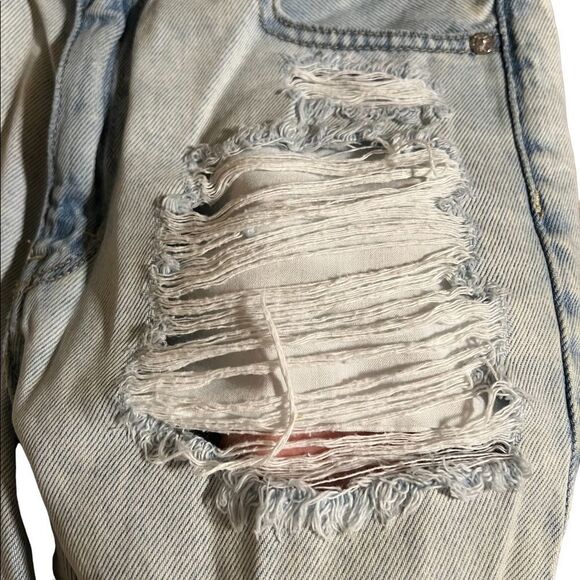 😊 3/$30 
AE Mom Short Sz 4 light denim distressed, high waisted EUC - Picture 14 of 16